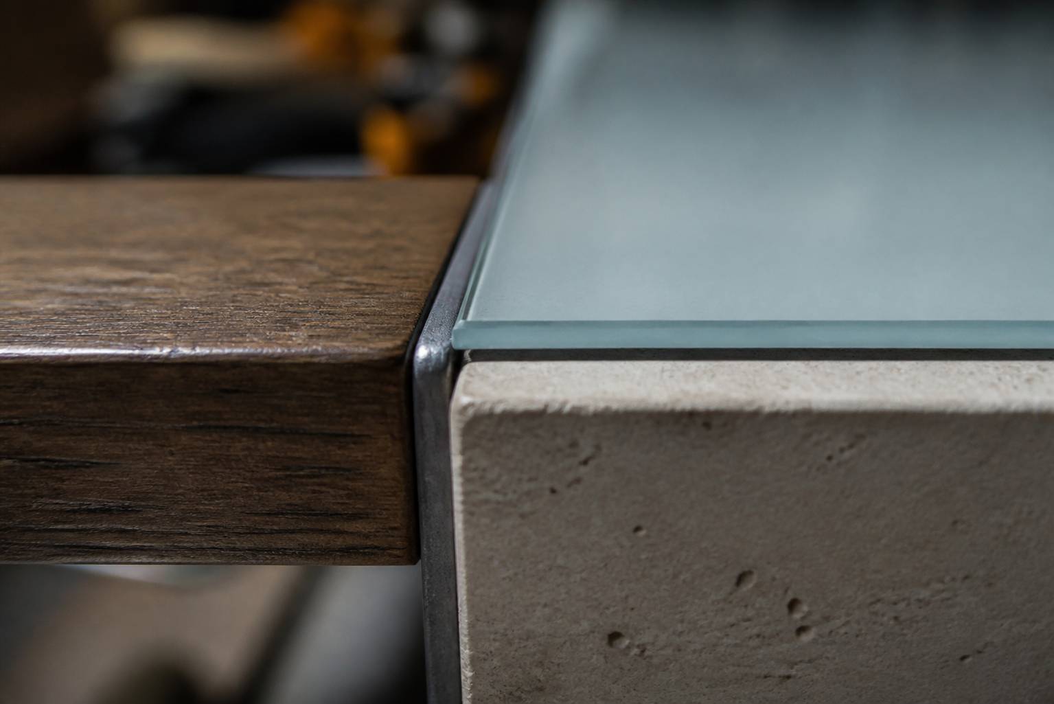 Détail de matières bois, pierre et verre assemblées